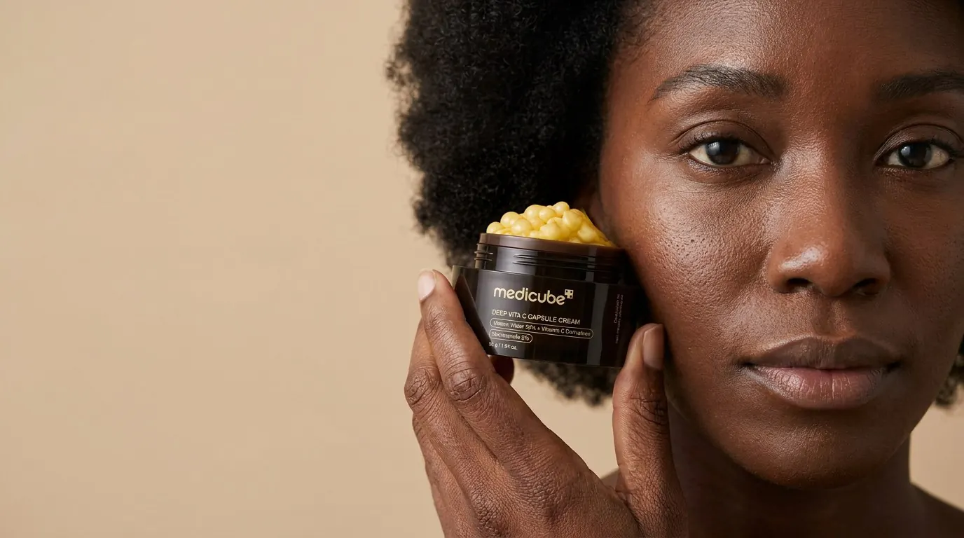 Modelo segurando Deep Vita C Capsule Cream da Medicube